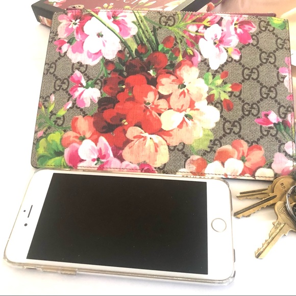 Gucci Canvas GG Blooms Flat Pouch - Picture 4 of 4